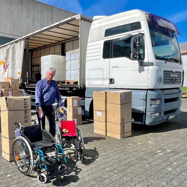 Dr. Wolfgang Hübner (M.) hat zum wiederholten Mal einen Transport mit medizinischen Hilfsmitteln und Medikamenten für die Ukraine organisiert, sein Freund und Nachbar Uwe Dann (auf dem Gabelstapler) spendet einen Lkw, der nach dem Transport in der Ukraine verbleibt.