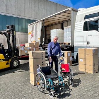 Dr. Wolfgang Hübner (M.) hat zum wiederholten Mal einen Transport mit medizinischen Hilfsmitteln und Medikamenten für die Ukraine organisiert, sein Freund und Nachbar Uwe Dann (auf dem Gabelstapler) spendet einen Lkw, der nach dem Transport in der Ukraine verbleibt.