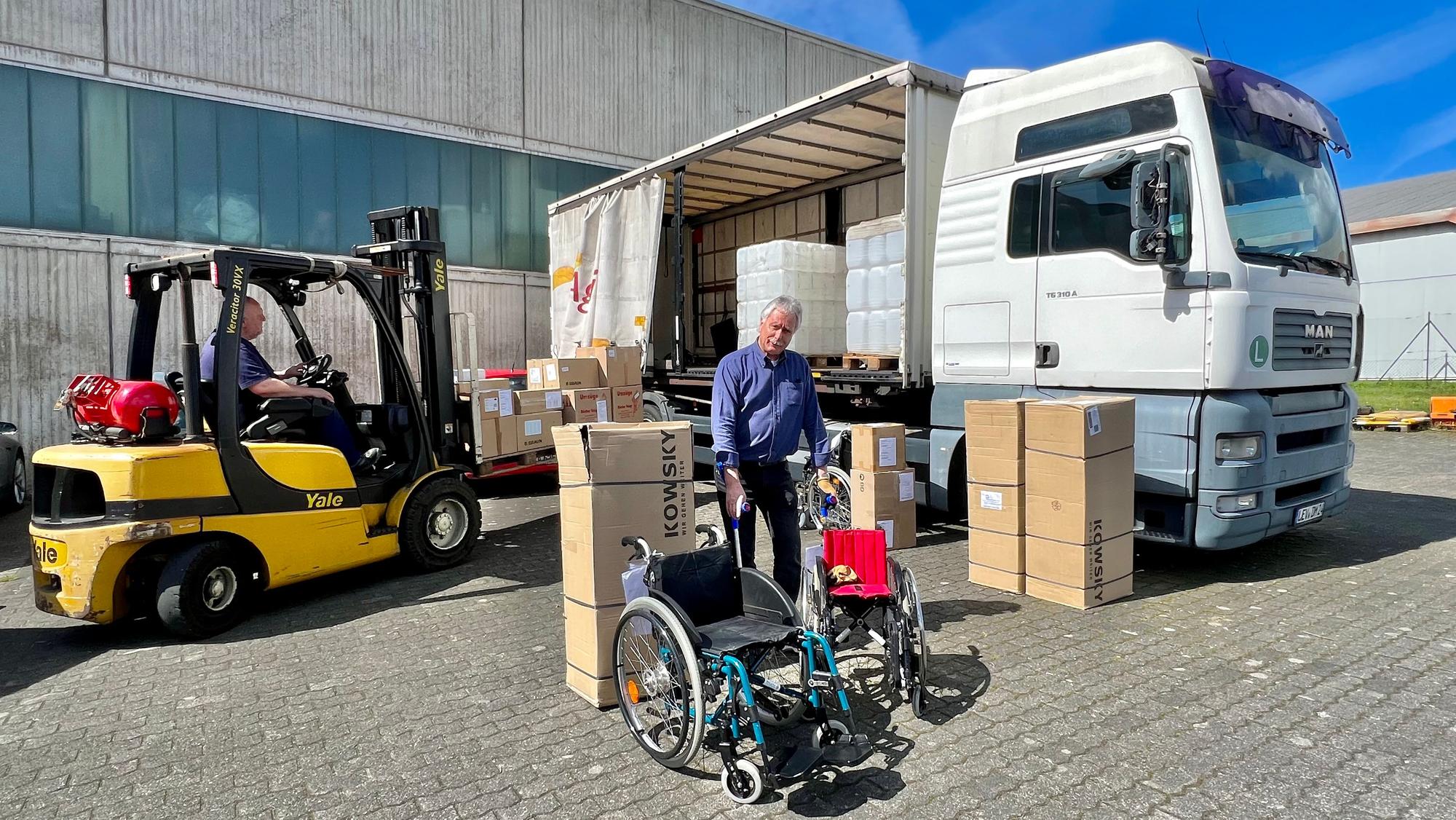 Dr. Wolfgang Hübner (M.) hat zum wiederholten Mal einen Transport mit medizinischen Hilfsmitteln und Medikamenten für die Ukraine organisiert, sein Freund und Nachbar Uwe Dann (auf dem Gabelstapler) spendet einen Lkw, der nach dem Transport in der Ukraine verbleibt.