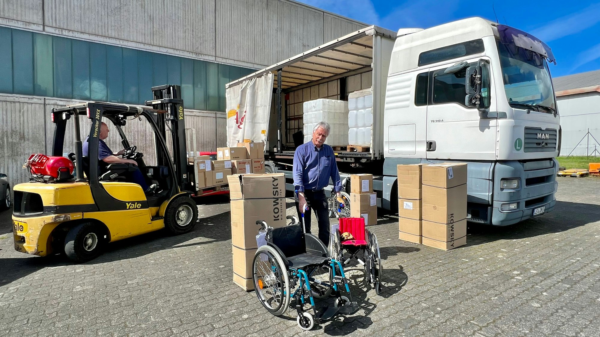 Dr. Wolfgang Hübner (M.) hat zum wiederholten Mal einen Transport mit medizinischen Hilfsmitteln und Medikamenten für die Ukraine organisiert, sein Freund und Nachbar Uwe Dann (auf dem Gabelstapler) spendet einen Lkw, der nach dem Transport in der Ukraine verbleibt.