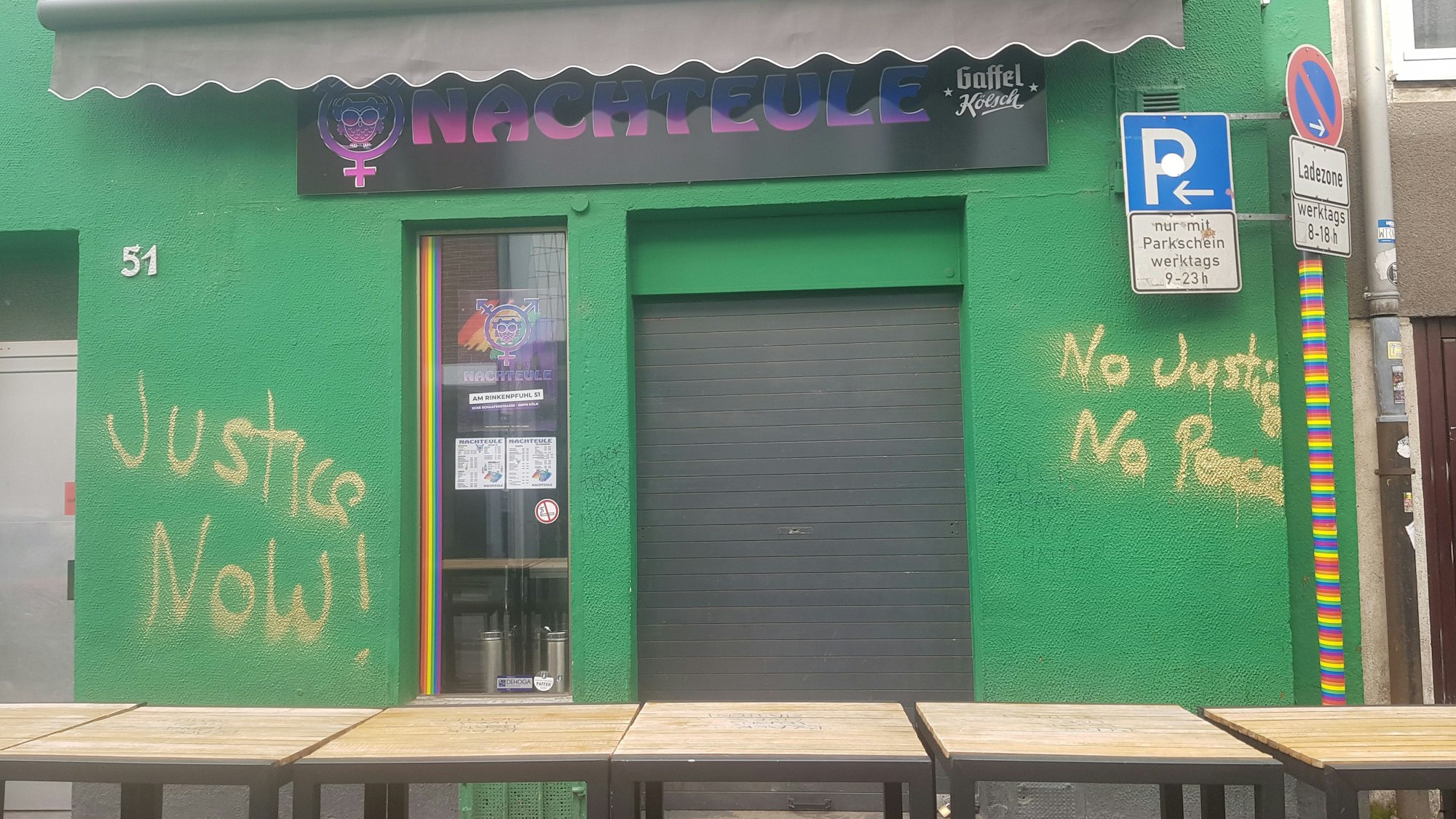 Die grüne Fassade der Nachteule wurde mit Parolen beschmiert.