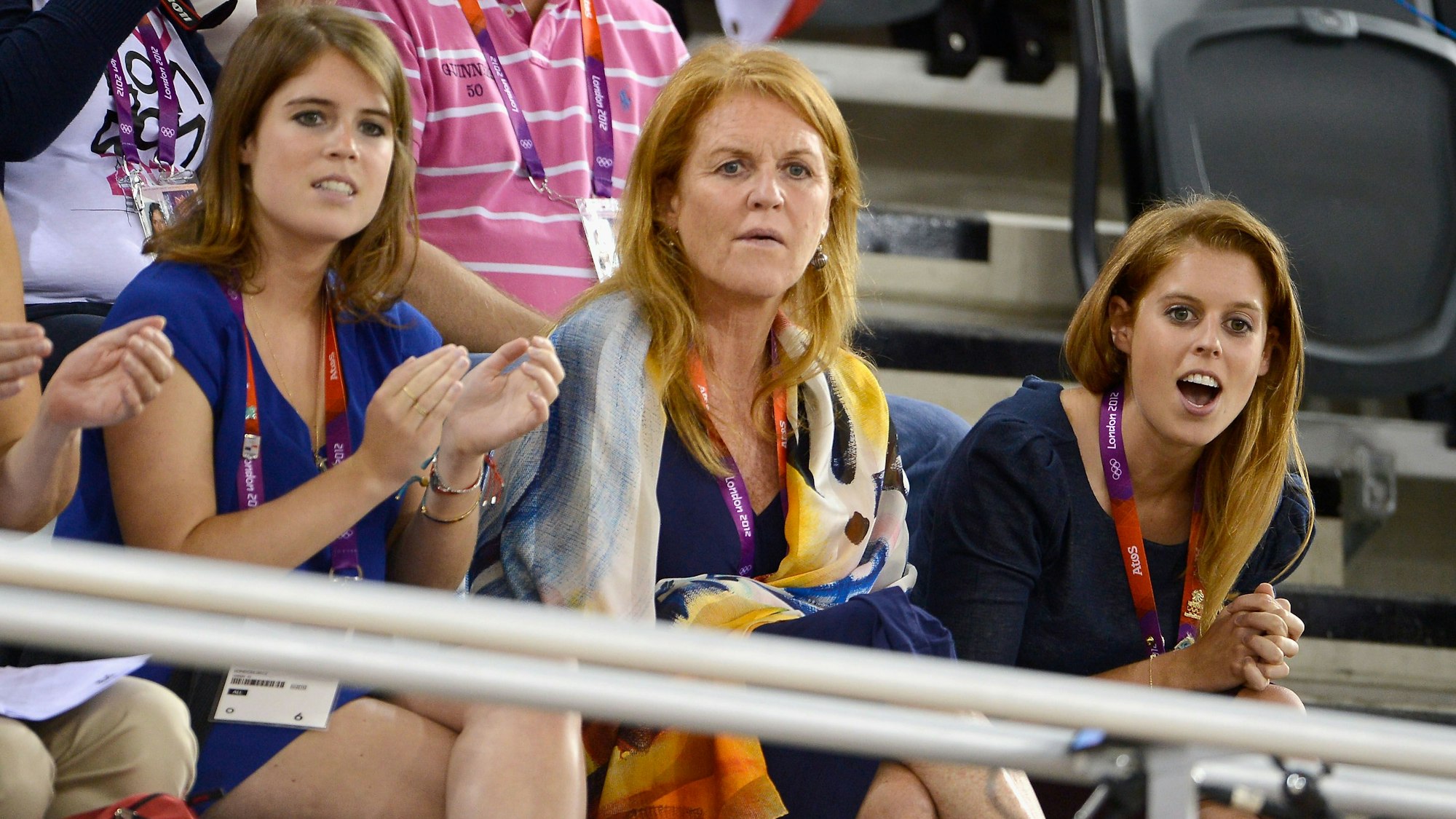 Sarah Ferguson mit ihren Töchtern Eugenie und Beatrice auf den Rängen in einem Stadion.