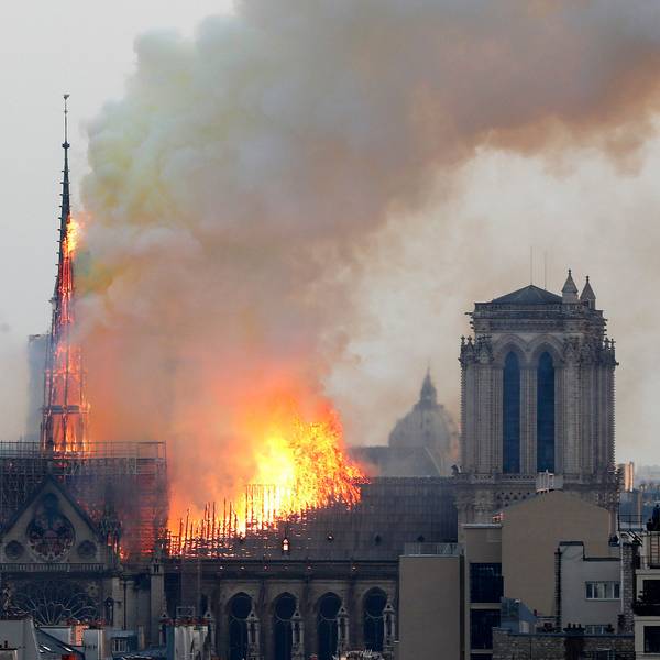Frankreich, Paris: Flammen und Rauch steigen von der Pariser Kathedrale Notre-Dame auf.