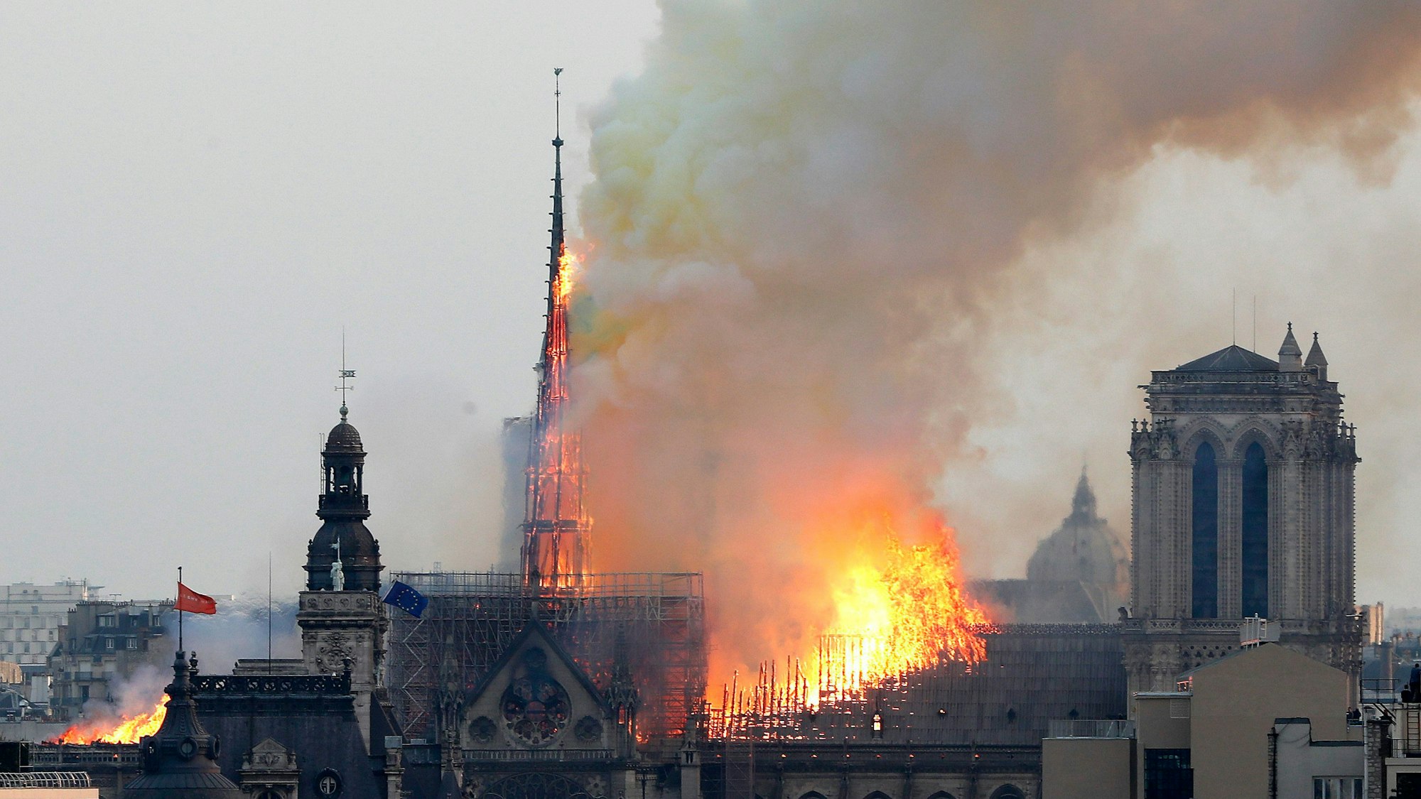 Frankreich, Paris: Flammen und Rauch steigen von der Pariser Kathedrale Notre-Dame auf.