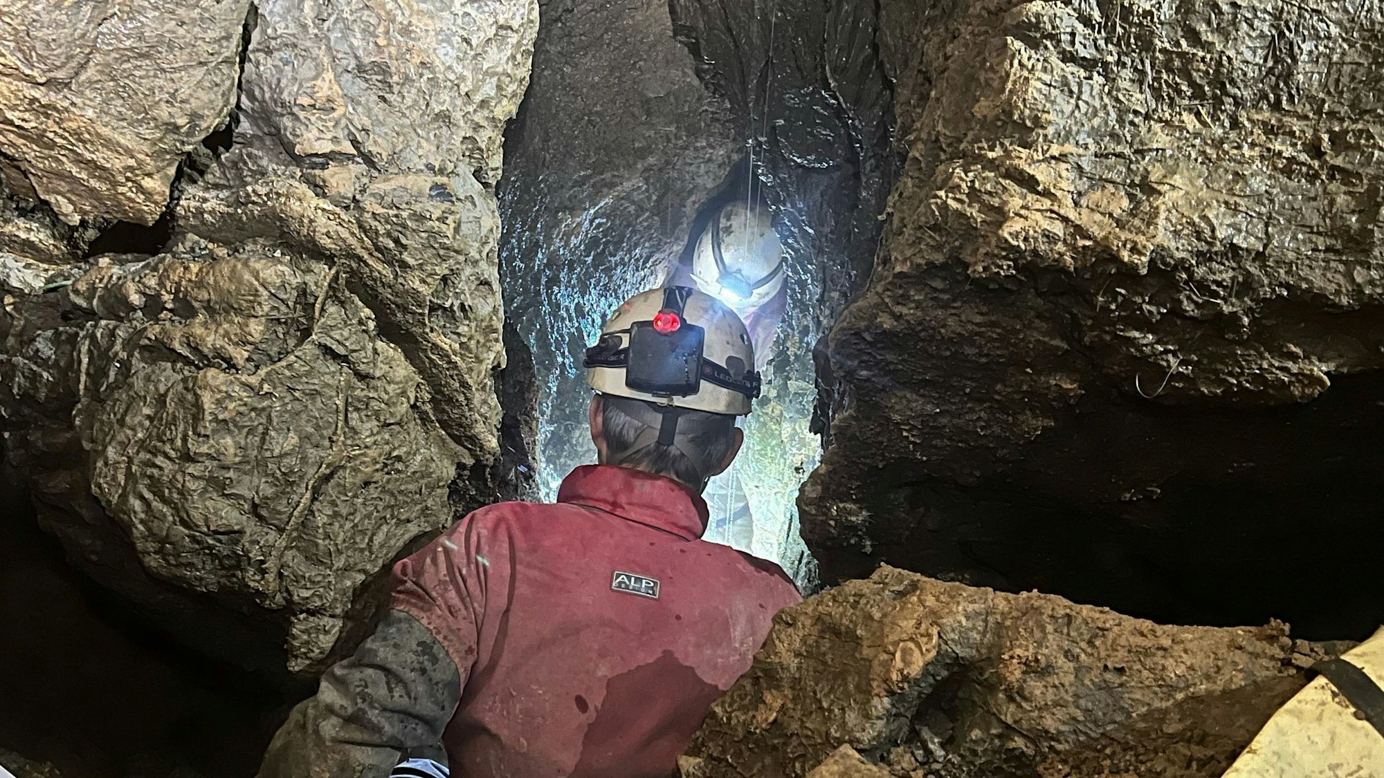 Forscher klettert in eine Höhle