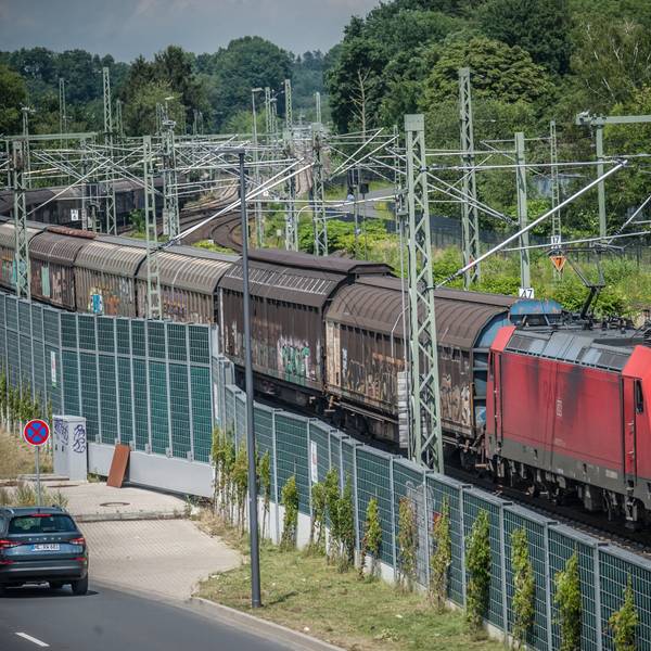 Die Lärmschutzwand an der Europa-Allee in Opladen.