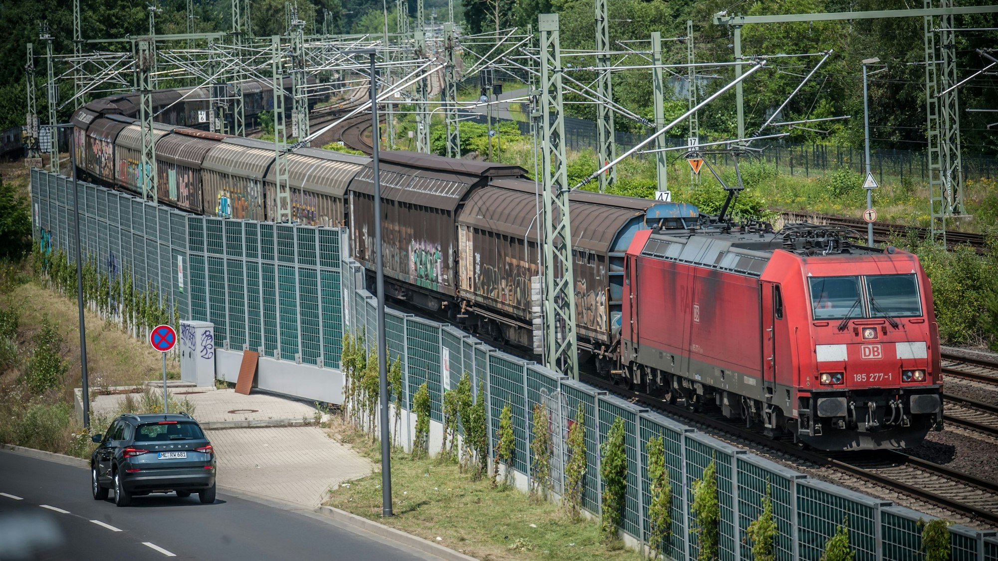 Die Lärmschutzwand an der Europa-Allee in Opladen.