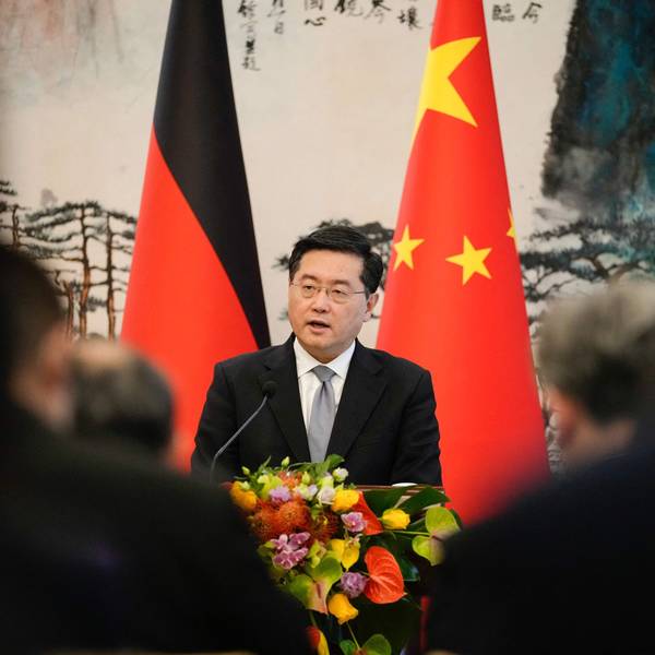 Außenminister Qin Gang spricht vor einer chinesischen sowie einer deutschen Flagge.