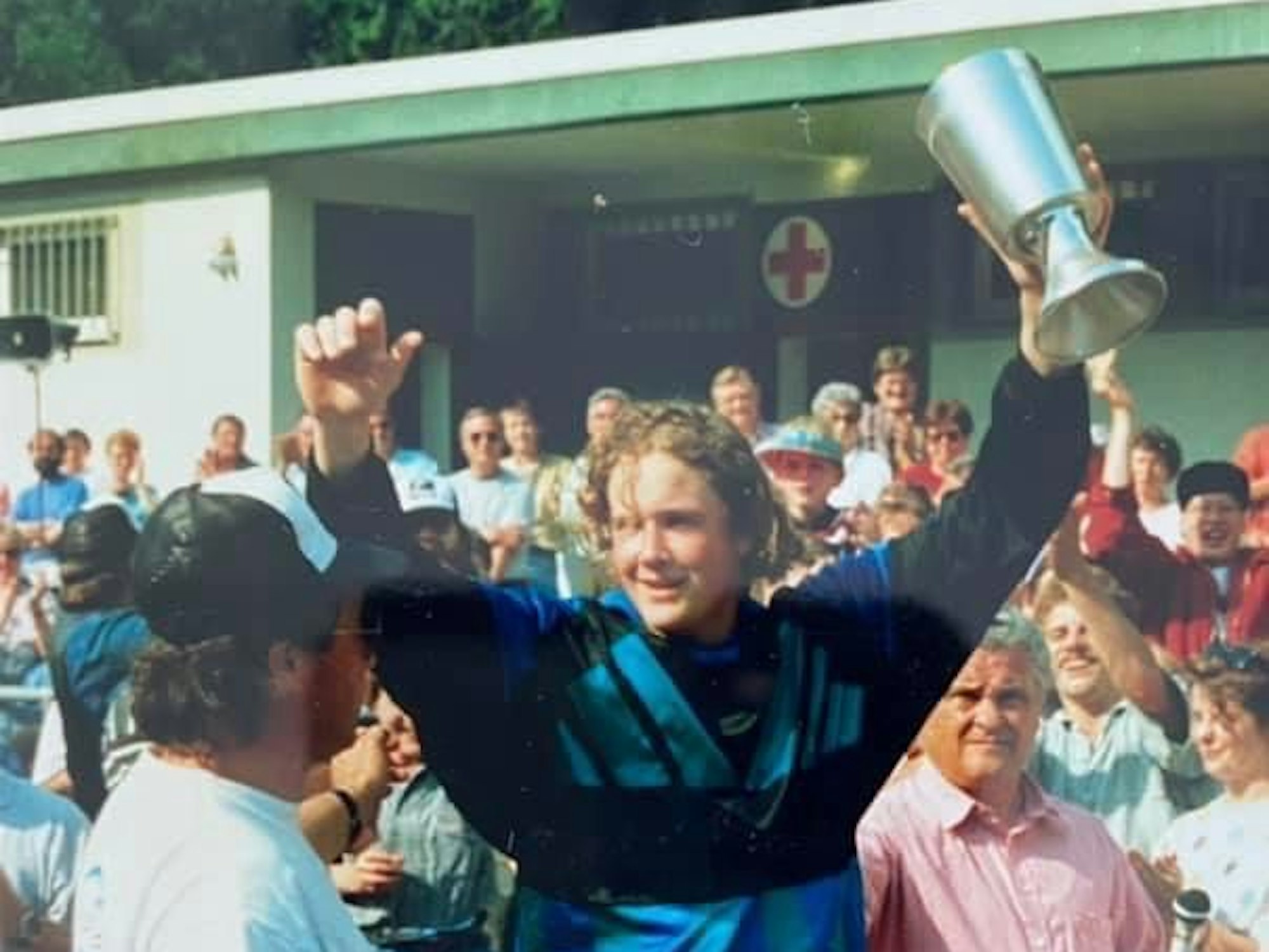 Zu sehen ist ein Torwart, der einen Pokal in der Hand hält und jubelt.