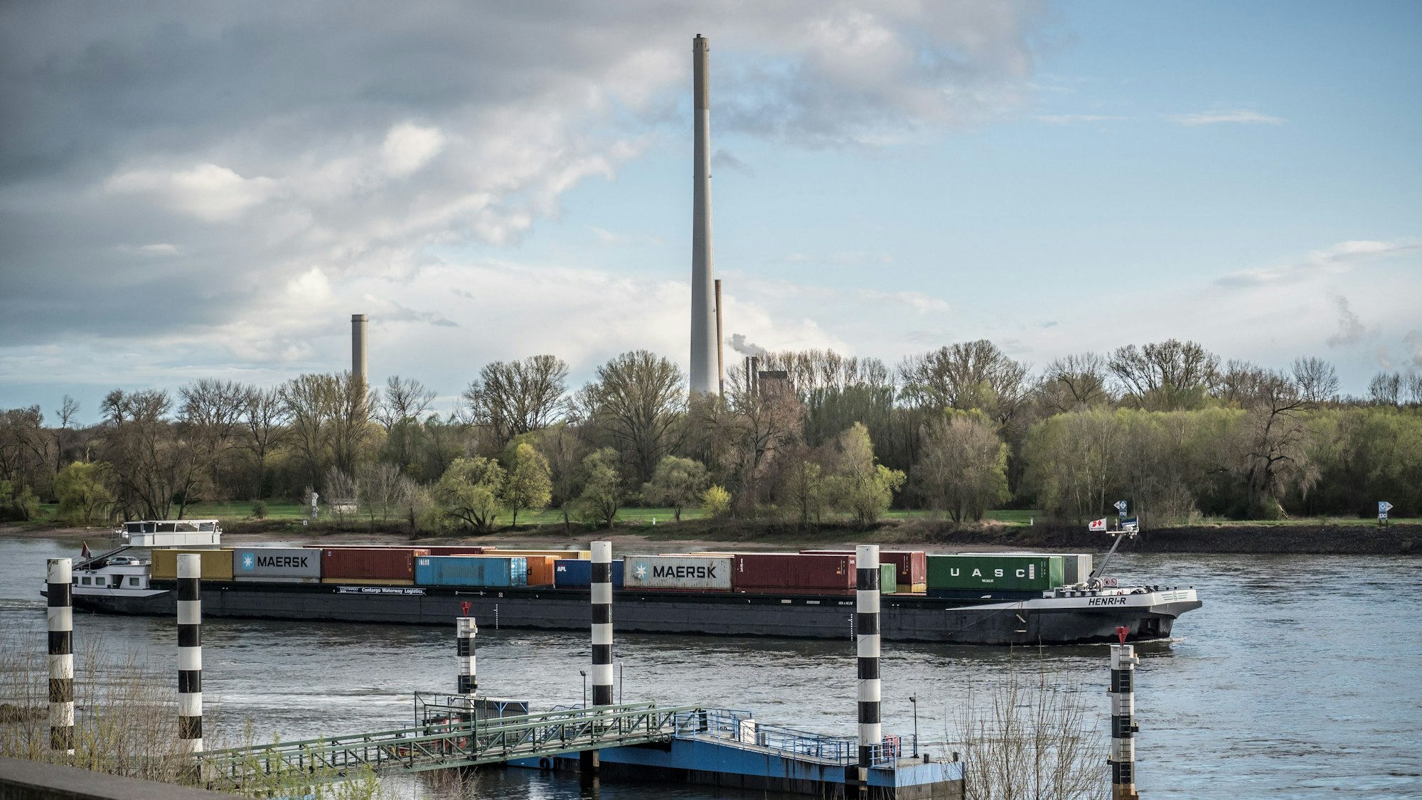 Über den Rhein hinweg von Wiesdorf aus ist der Kraftwerksschornstein am Niehler Ölhafen zu sehen.