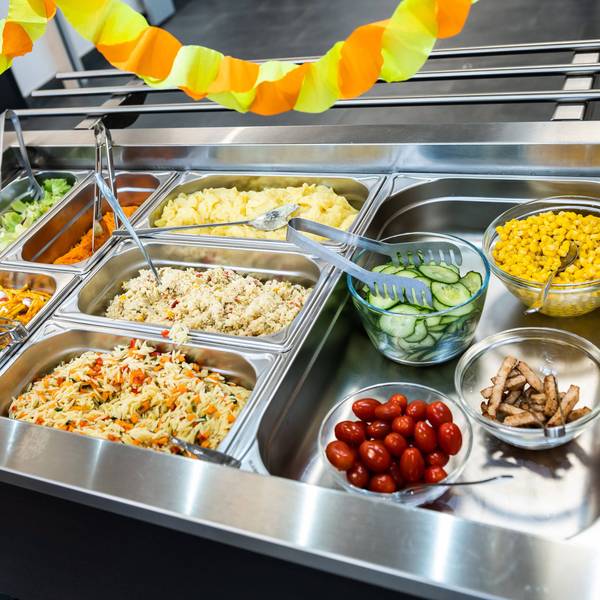 Essen ist in einer Kantine einer Schule zu sehen. Rottweil Baden-Württemberg Deutschland *** Food is seen in a canteen of a school Rottweil Baden Württemberg Germany