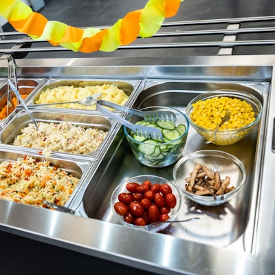 Essen ist in einer Kantine einer Schule zu sehen. Rottweil Baden-Württemberg Deutschland *** Food is seen in a canteen of a school Rottweil Baden Württemberg Germany