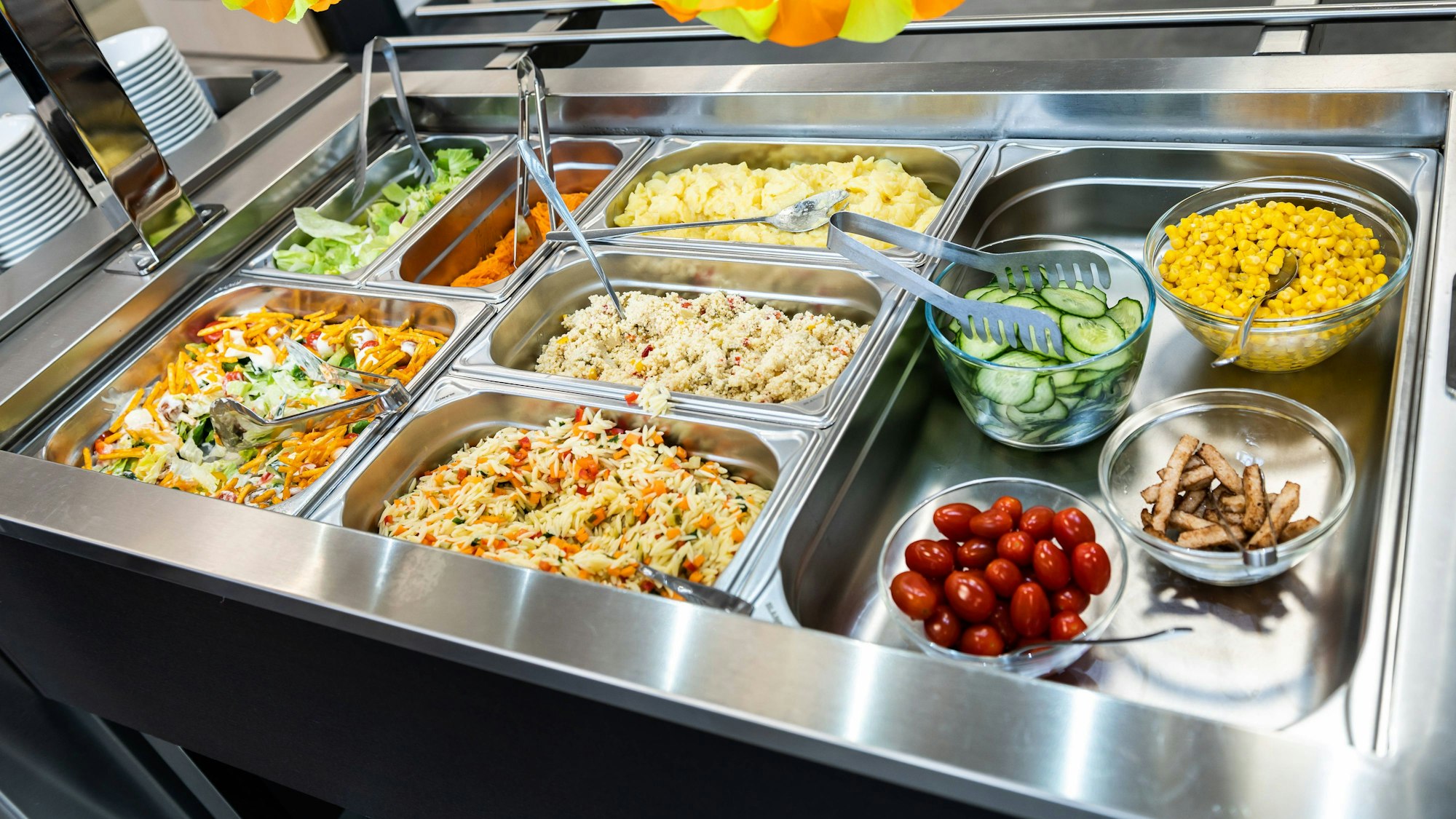 Essen ist in einer Kantine einer Schule zu sehen. Rottweil Baden-Württemberg Deutschland *** Food is seen in a canteen of a school Rottweil Baden Württemberg Germany