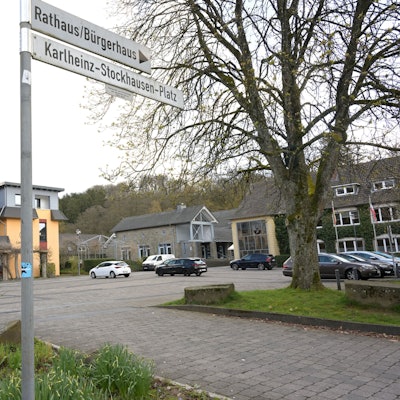 Auf dem Parkplatz am Stockhausen-Platz stehen Autos.