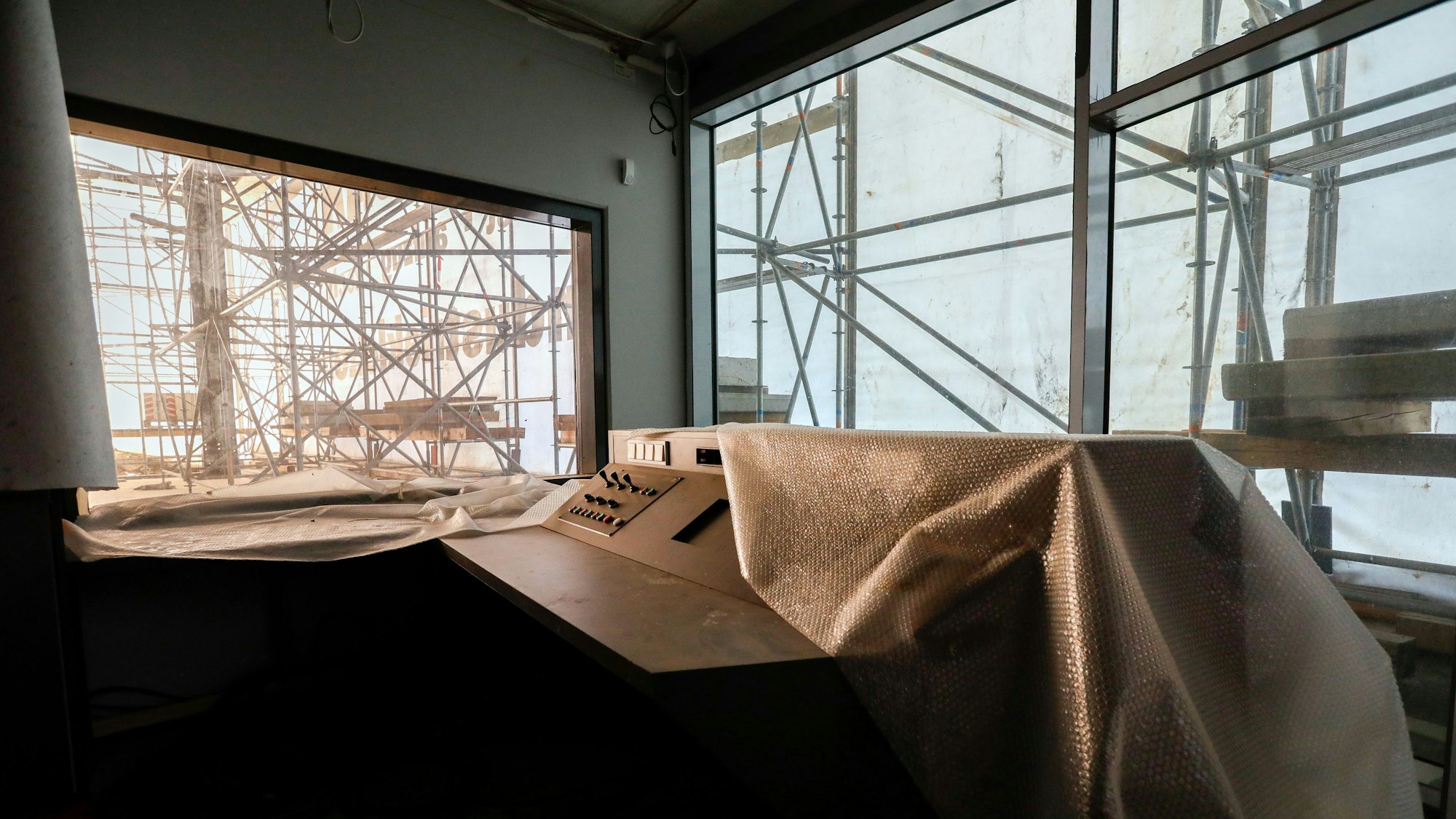 Das Bild zeigt den leer stehenden Hangar auf dem Kalkberg.