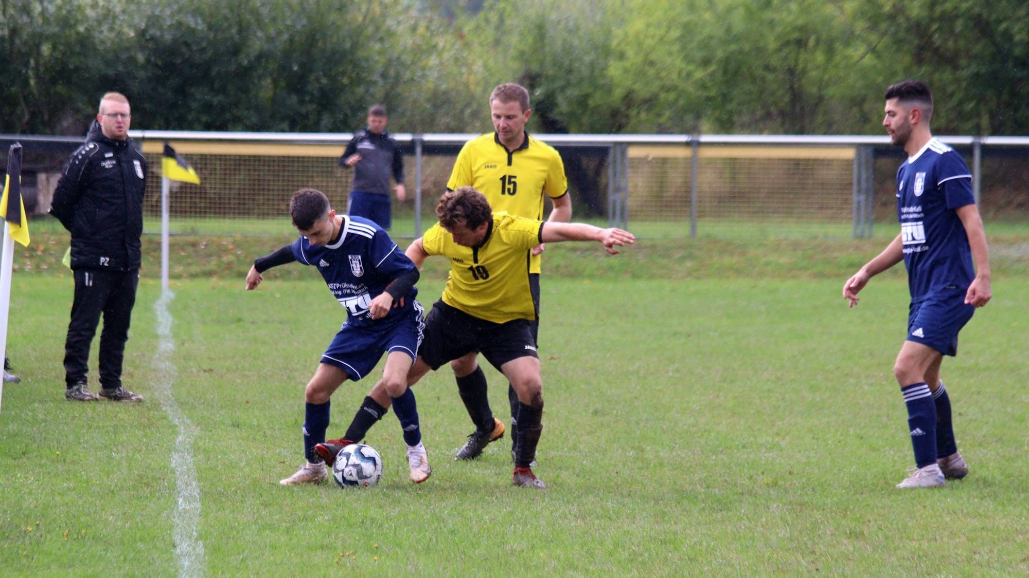 Patrick Züll (l.), hier beim Hinrundenspiel gegen Ländchen-Sieberath, analysiert die Lage des SSV Golbach.