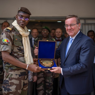 Mali, Bamako: Boris Pistorius (SPD), Verteidigungsminister, steht neben seinem Amtskollegen, Sadio Camara, Verteidigungsminister von Mali, mit dem Gastgeschenk Malis.