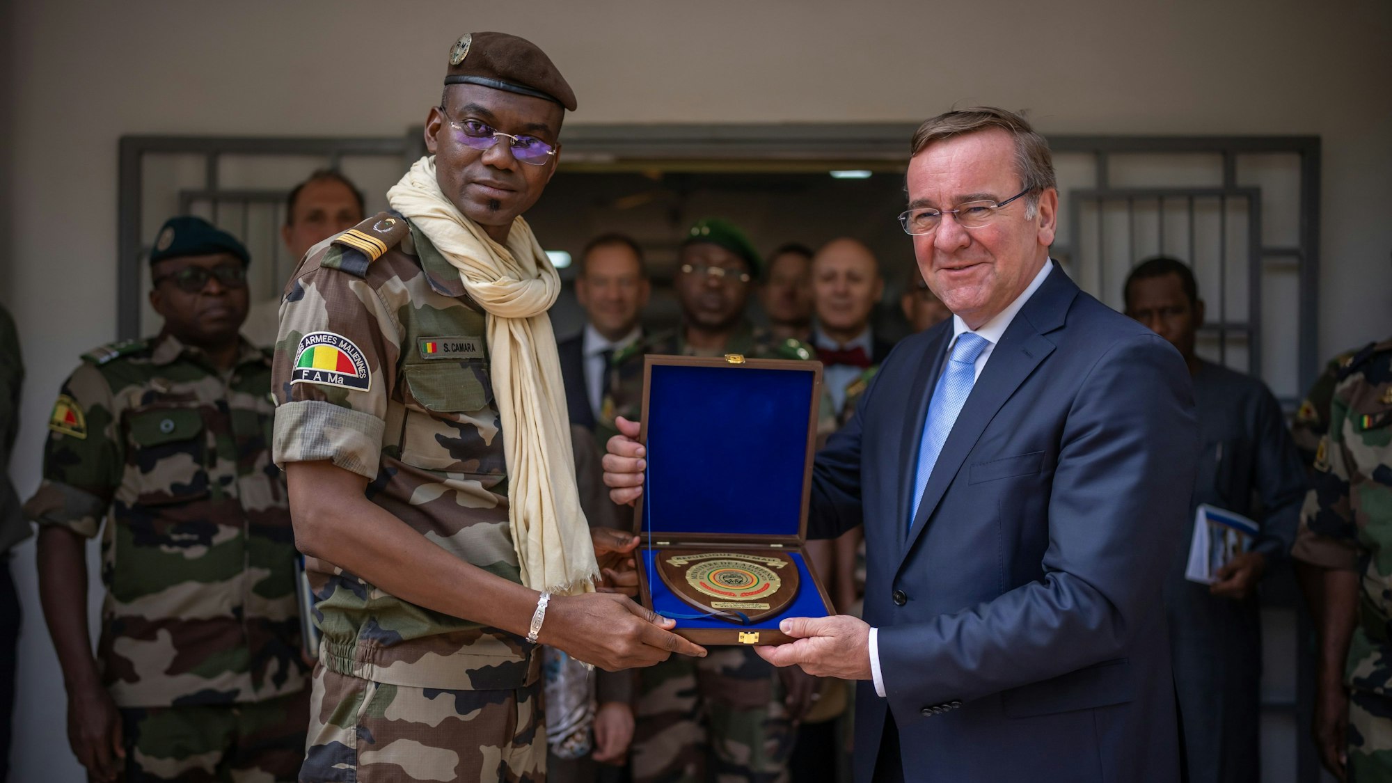 Mali, Bamako: Boris Pistorius (SPD), Verteidigungsminister, steht neben seinem Amtskollegen, Sadio Camara, Verteidigungsminister von Mali, mit dem Gastgeschenk Malis.