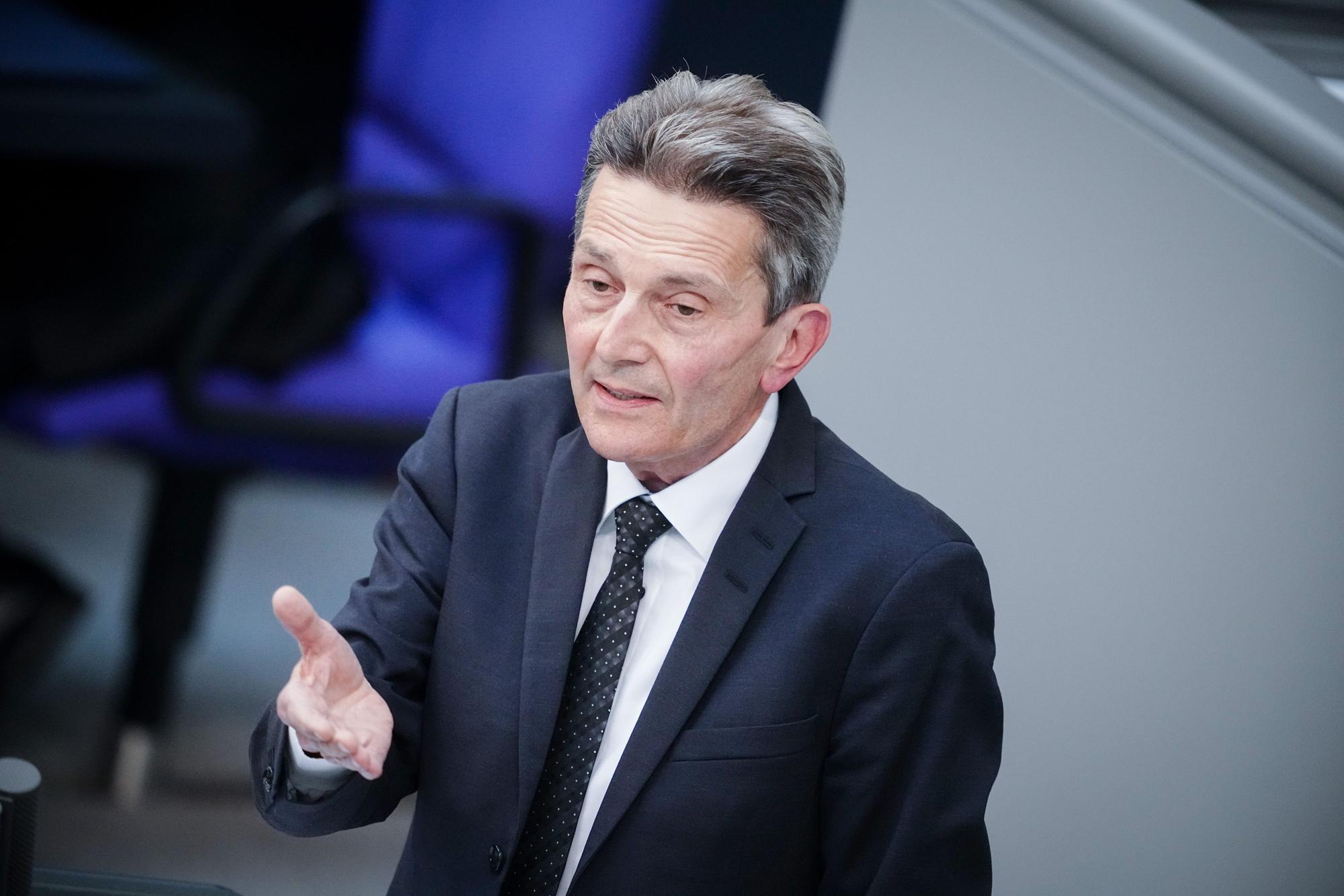 Berlin: Rolf Mützenich, Vorsitzender der SPD-Bundestagsfraktion, spricht in der Generaldebatte zum Haushalt im Bundestag.