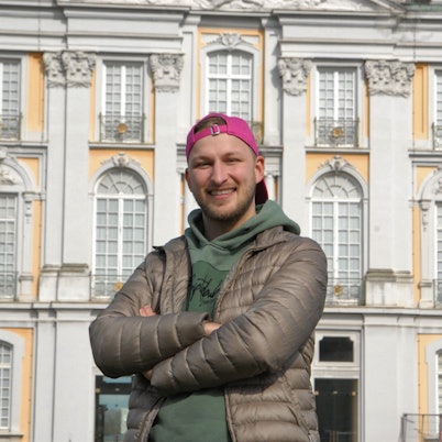 Auf dem Foto ist David Leischik vor dem Brühler Schloss zu sehen. Zuvor hatte er unserer Redaktion ein Interview gegeben.