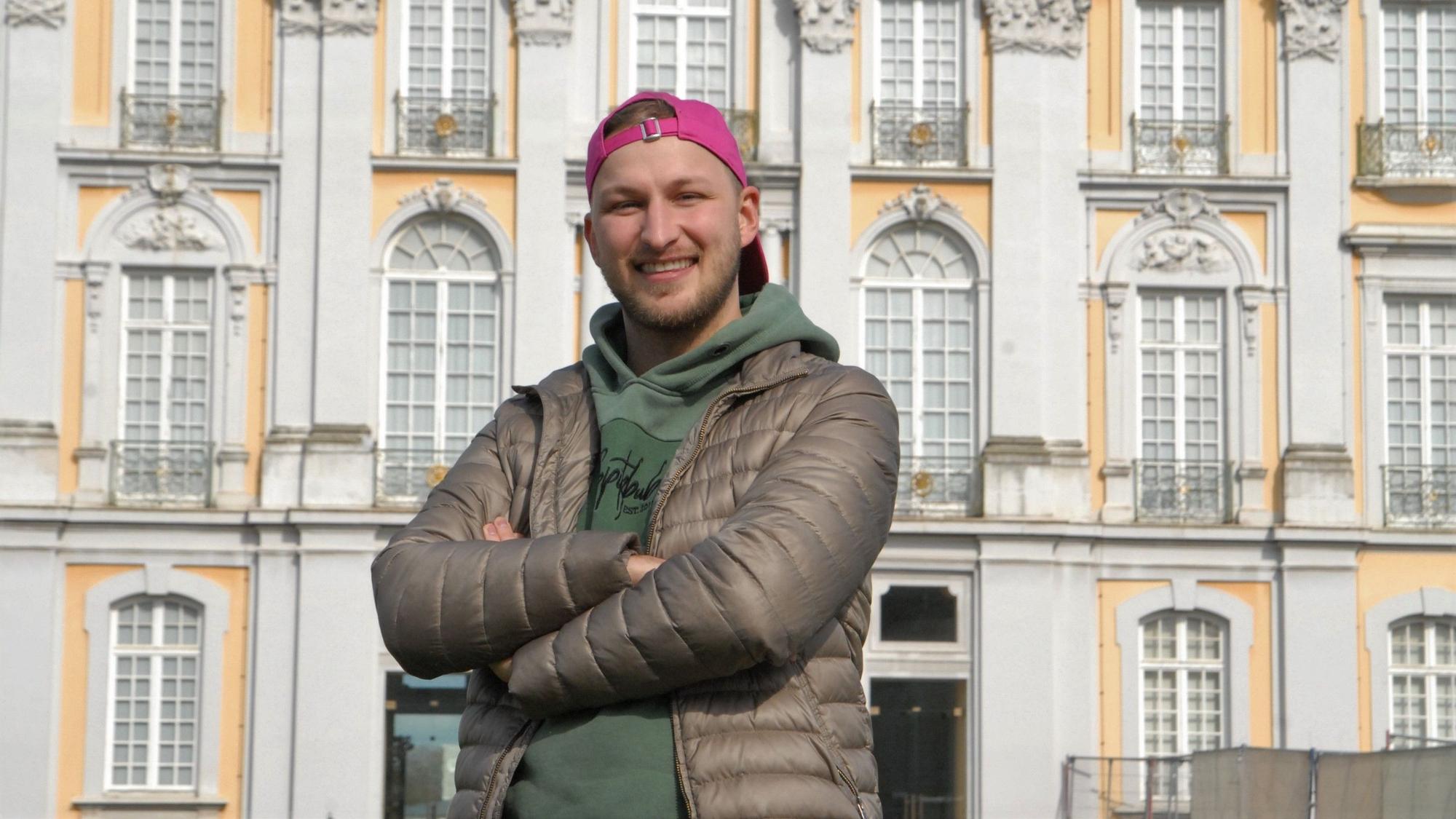 Auf dem Foto ist David Leischik vor dem Brühler Schloss zu sehen. Zuvor hatte er unserer Redaktion ein Interview gegeben.