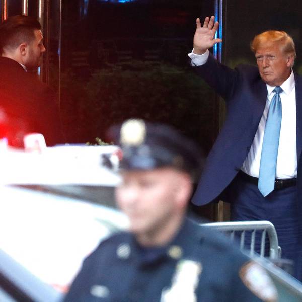 Der ehemalige US-Präsident Donald Trump trifft nach einer Anhörung im Büro der New Yorker Generalstaatsanwältin Letitia James am 13. April 2023 in New York City im Trump Tower ein.