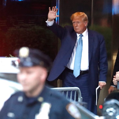 Der ehemalige US-Präsident Donald Trump trifft nach einer Anhörung im Büro der New Yorker Generalstaatsanwältin Letitia James am 13. April 2023 in New York City im Trump Tower ein.