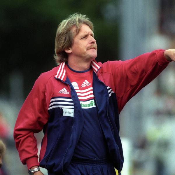 FC-Trainer Bernd Schuster steht im Trainingsanzug am Spielfeldrand und gibt gestikulierend Anweisungen an seine Spieler.