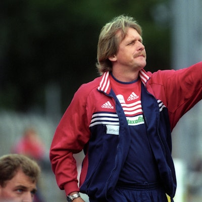 FC-Trainer Bernd Schuster steht im Trainingsanzug am Spielfeldrand und gibt gestikulierend Anweisungen an seine Spieler.