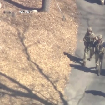 Helikopteraufnahmen des Fernsehsenders WCVB-TV zeigen die Festnahme des 21 Jahre alten Mitglieds der US-Armee. Er soll geheime Dokumente, die sogenannten „Pentagon Leaks“ illegal im Internet veröffentlicht haben.