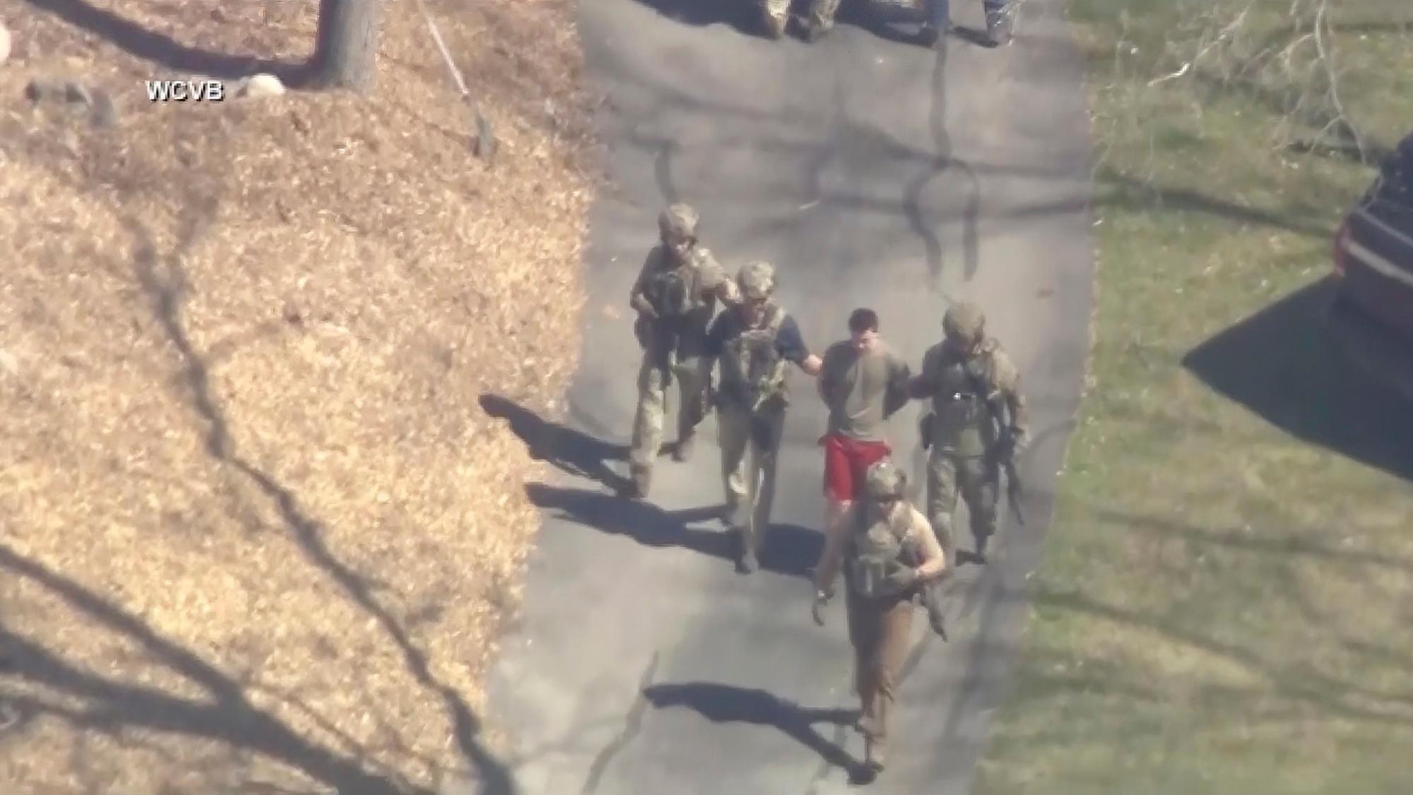 Helikopteraufnahmen des Fernsehsenders WCVB-TV zeigen die Festnahme des 21 Jahre alten Mitglieds der US-Armee. Er soll geheime Dokumente, die sogenannten „Pentagon Leaks“ illegal im Internet veröffentlicht haben.
