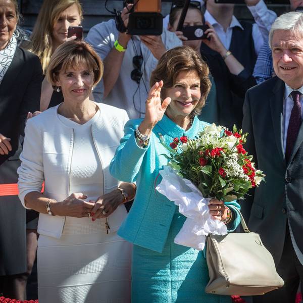 Königin Silvia von Schweden winkt den Zuschauern, während sie vor der Hessischen Staatskanzlei vom hessischen Ministerpräsidenten Volker Bouffier und dessen Frau Ursula empfangen wird.