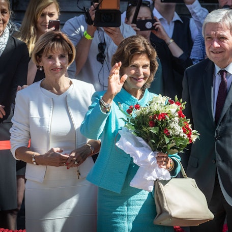 Königin Silvia von Schweden winkt den Zuschauern, während sie vor der Hessischen Staatskanzlei vom hessischen Ministerpräsidenten Volker Bouffier und dessen Frau Ursula empfangen wird.