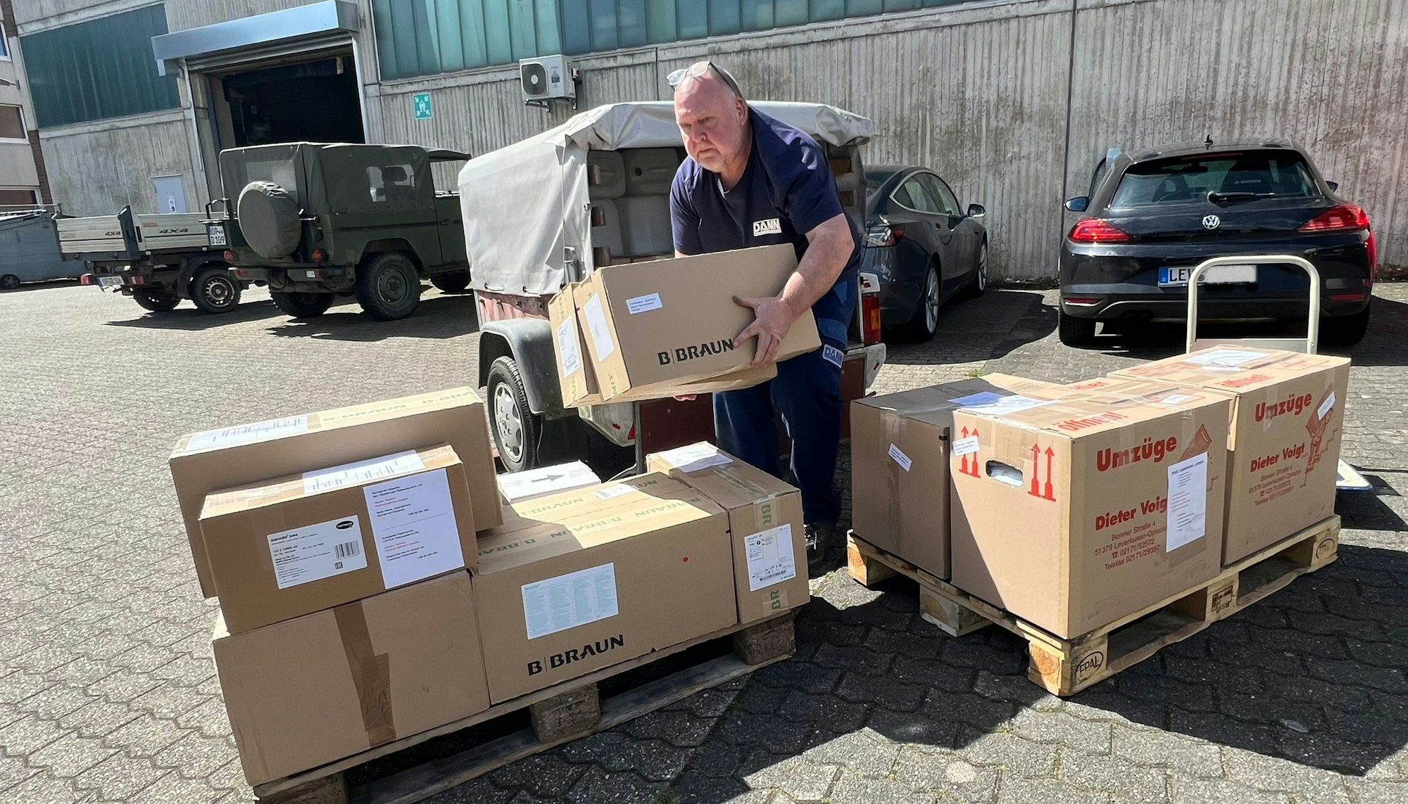 Maschinenbau-Unternehmer Uwe Dann packt an, um die Kartons mit meidzinischem Material für Kliniken und Arztpraxen in der Ukraine zu verladen.
