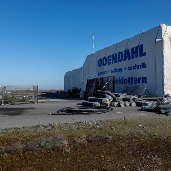 Das Bild zeigt den nicht vollendeten Hangar auf dem Kalkberg.