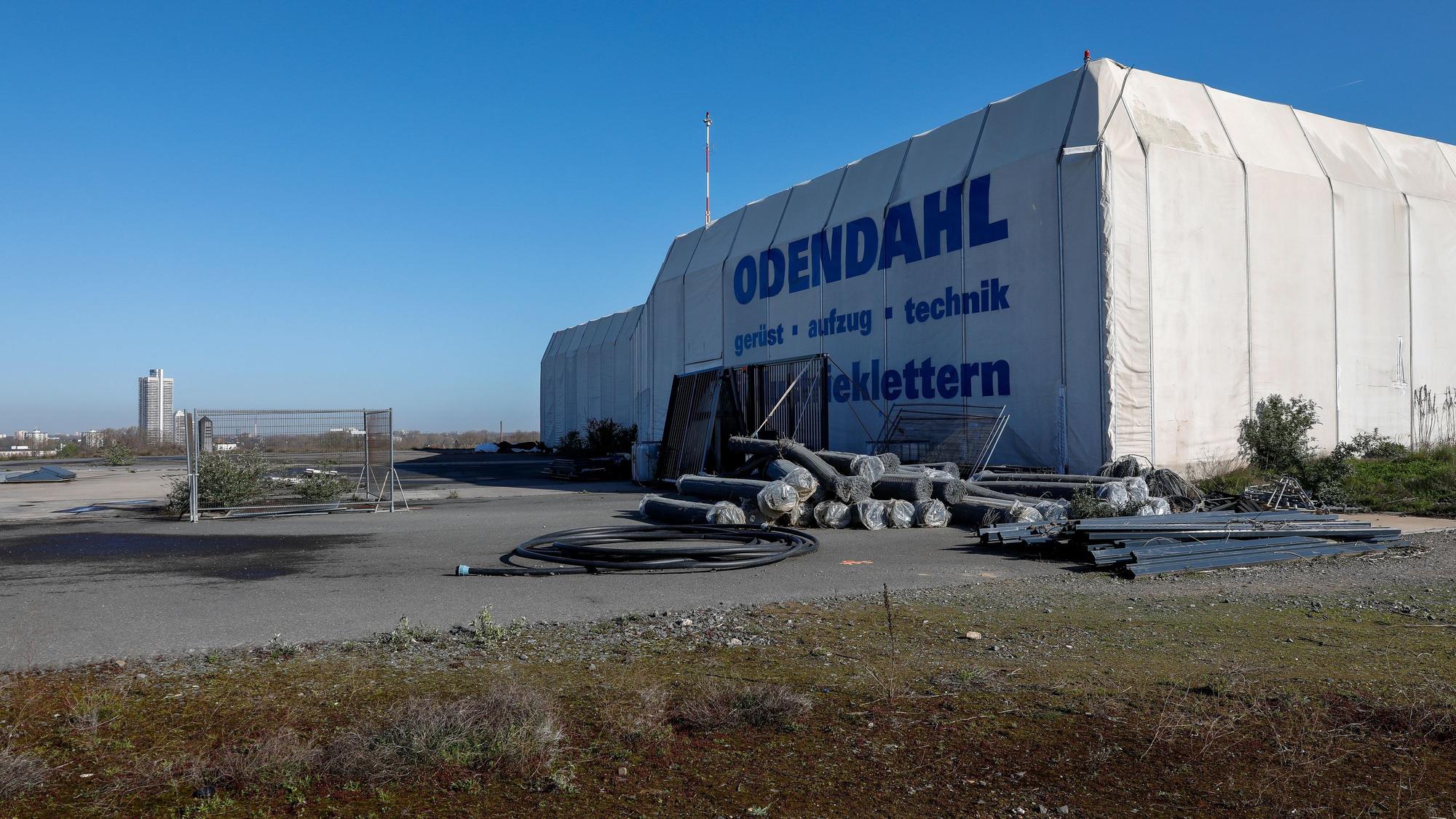 Das Bild zeigt den Hangar auf dem Kalkberg.