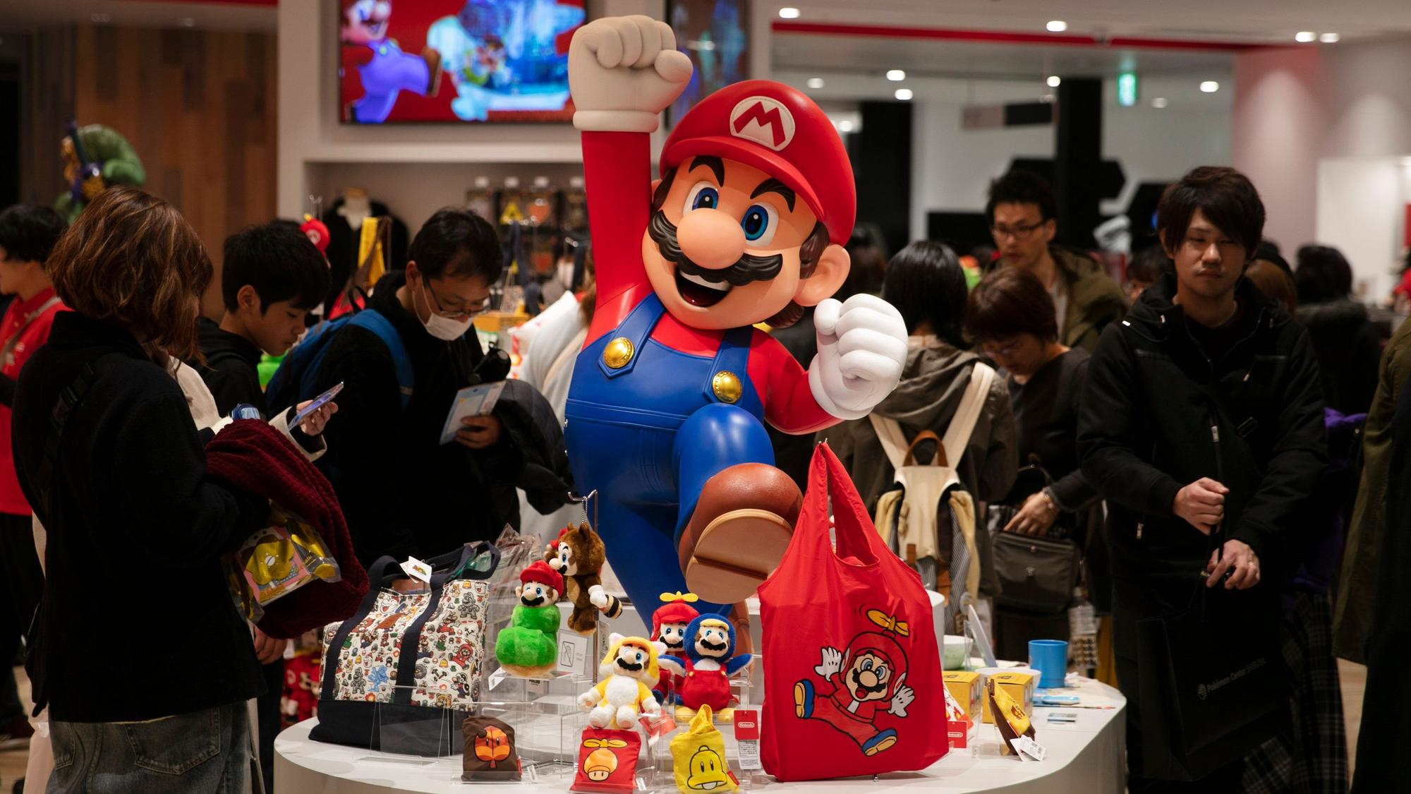 Eine Super Mario-Figur steht in Nintendos offiziellem Laden im Shibuya-Distrikt von Tokio auf einem Ausstellungstisch.