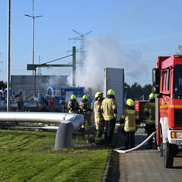 Das Foto zeigt den Feuerwehreinsatz an der Pumpstation in Pulheim.