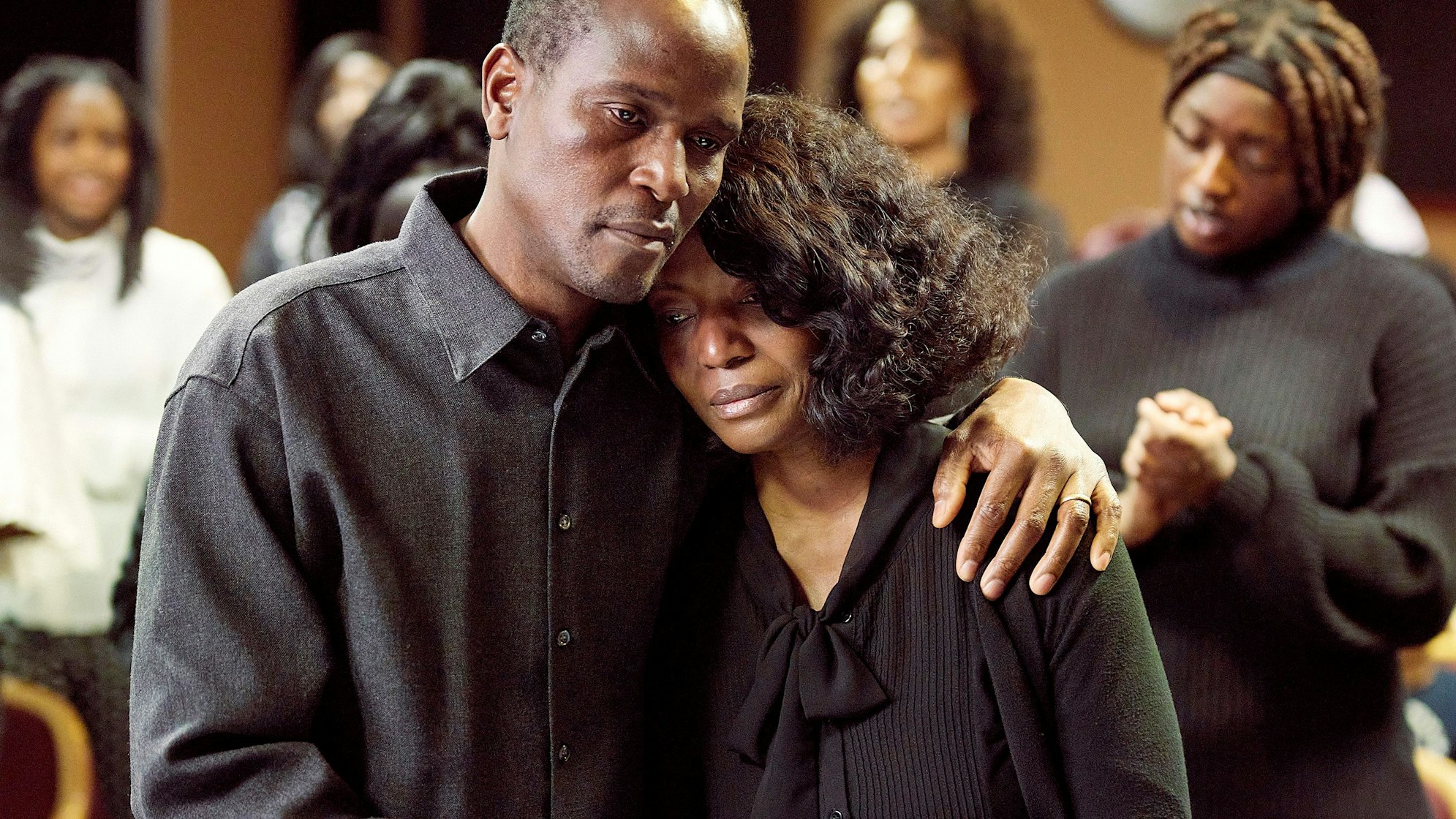 „Verborgen“: Jon (Alois Moyo) und Hope (Sheri Hagen) liegen sich in den Armen, ihr Gesichtsausdruck ist verzweifel.