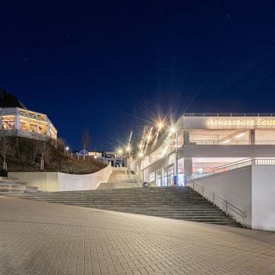 Die Schloßstraße in Bensberg ist bei Nacht leer.