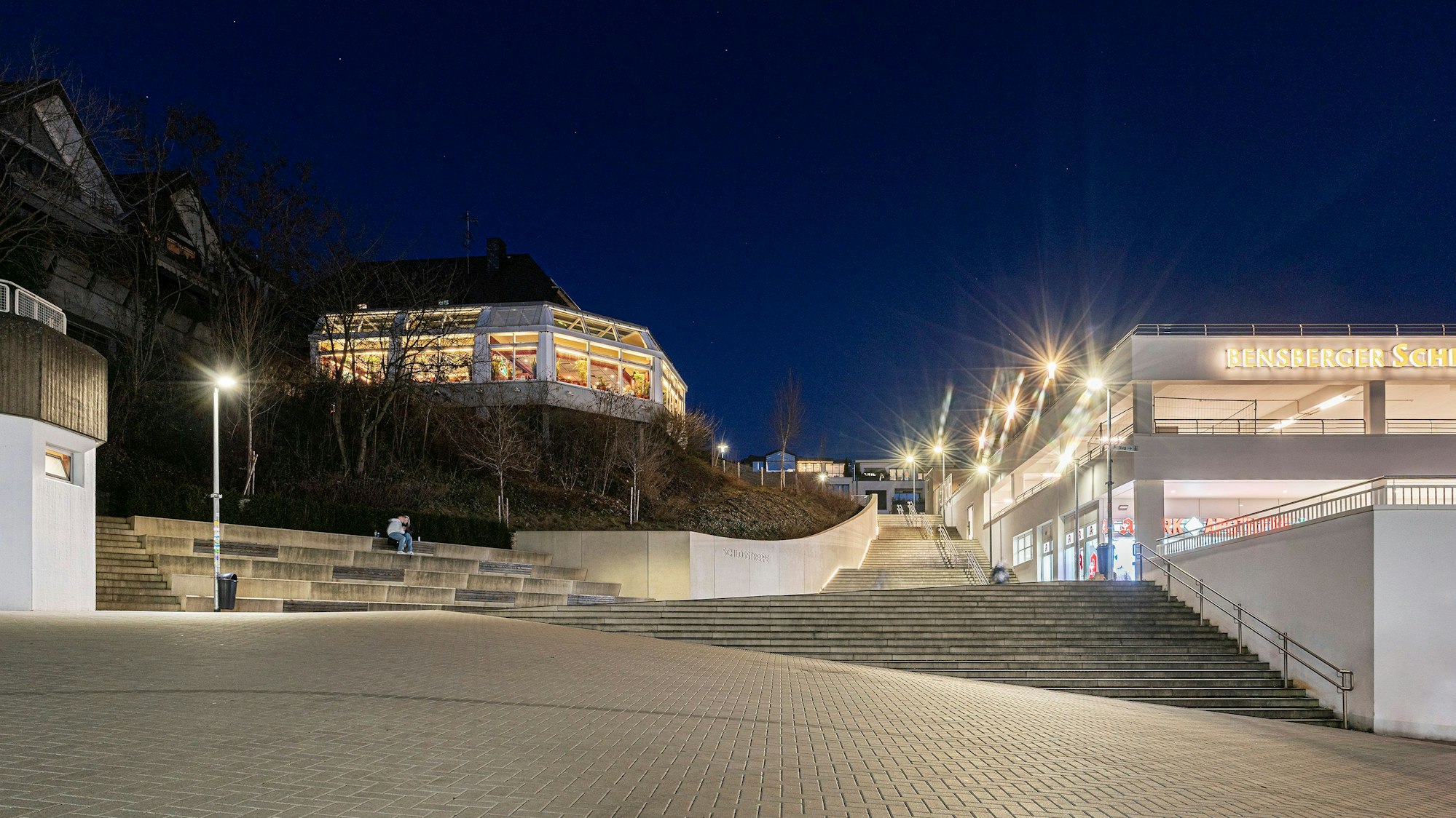Die Schloßstraße in Bensberg ist bei Nacht leer.
