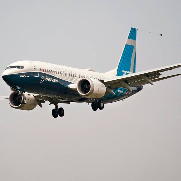 Ein Boeing 737 Max-Jet bereitet sich nach einem Testflug auf dem Boeing Field in Seattle auf die Landung vor. Der US-Luftkonzern Boeing hat ein neues Problem mit seinem früheren Krisenflieger 737 Max festgestellt.