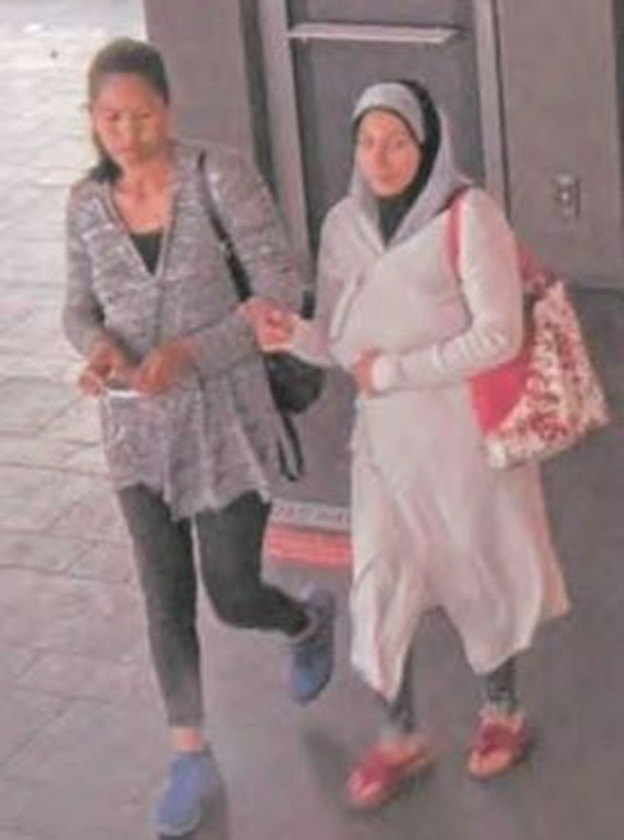 Zwei Frauen gehen nebeneinander her.