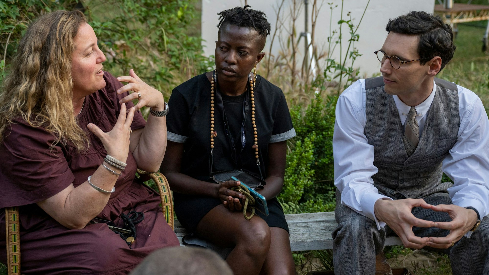Showrunner Anna Winger und Cory Michael Smith am Set.