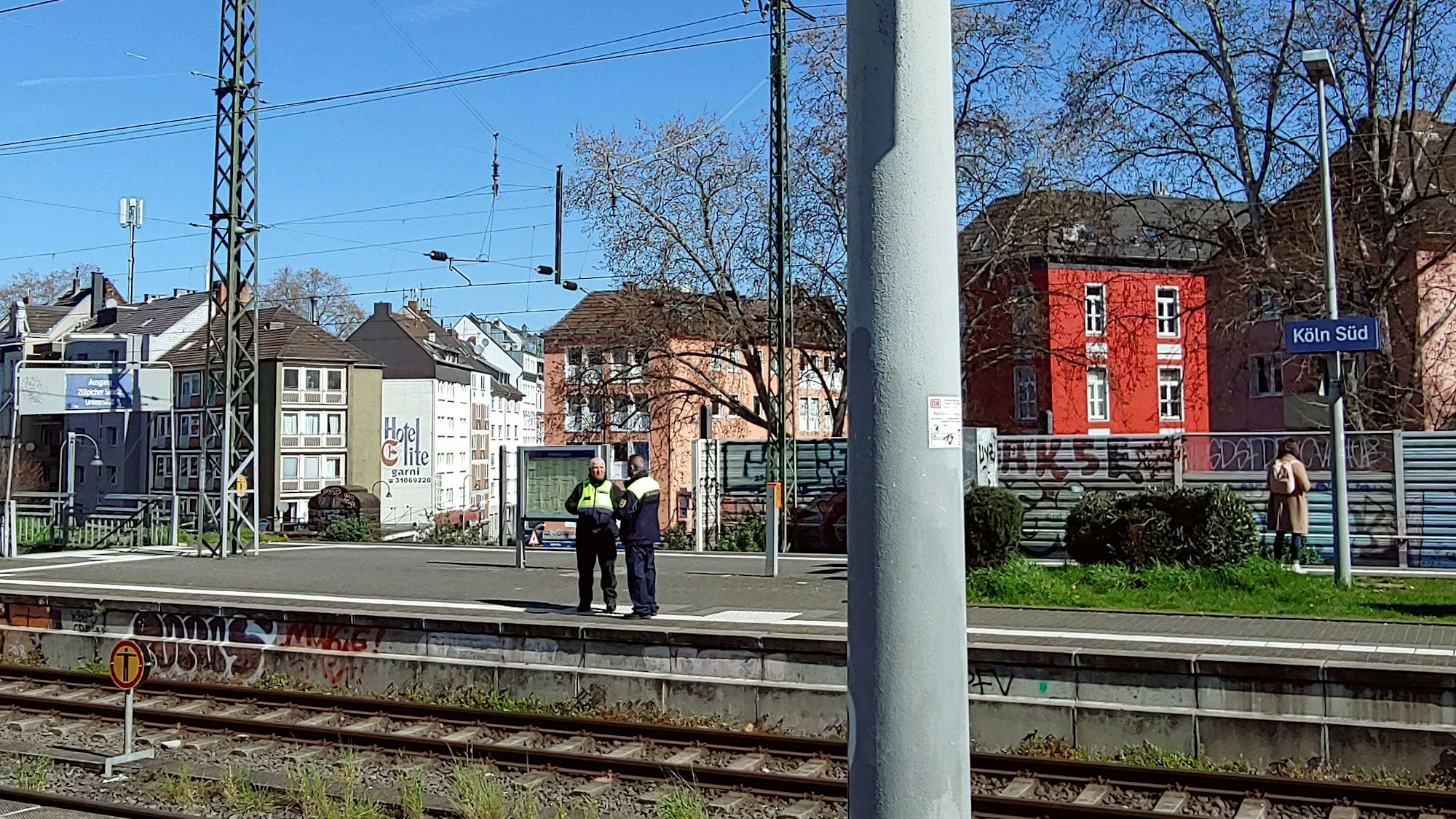 Blick auf die Gleise bei gutem Wetter