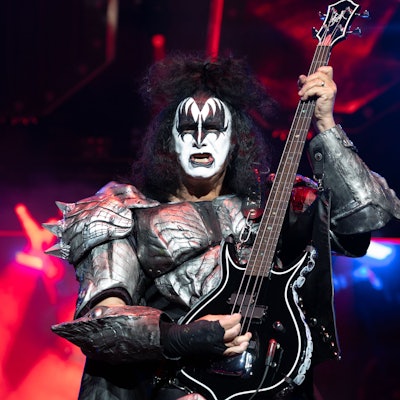Gene Simmons von der US-amerikanischen Hard-Rock-Band Kiss steht beim europäischen Tourauftakt der Band in der Westfalenhalle auf der Bühne.