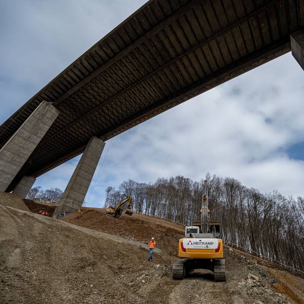 PRODUKTION - 30.03.2023, Nordrhein-Westfalen, Lüdenscheid: Arbeiter auf der Baustelle unter der Rahmede-Talbrücke. Am 7. Mai soll die marode A45-Talbrücke gesprengt werden. Aktuell laufen die Arbeiten auf der alpinen Baustelle in Lüdenscheid auf Hochtouren. (zu dpa «Die bundesweit beachtete XL-Baustelle unter der Rahmede-Talbrücke») Foto: Markus Klümper/dpa +++ dpa-Bildfunk +++