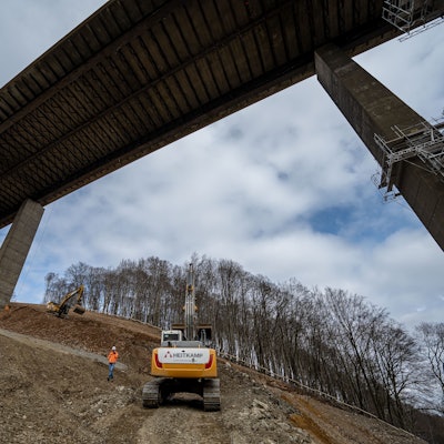 PRODUKTION - 30.03.2023, Nordrhein-Westfalen, Lüdenscheid: Arbeiter auf der Baustelle unter der Rahmede-Talbrücke. Am 7. Mai soll die marode A45-Talbrücke gesprengt werden. Aktuell laufen die Arbeiten auf der alpinen Baustelle in Lüdenscheid auf Hochtouren. (zu dpa «Die bundesweit beachtete XL-Baustelle unter der Rahmede-Talbrücke») Foto: Markus Klümper/dpa +++ dpa-Bildfunk +++
