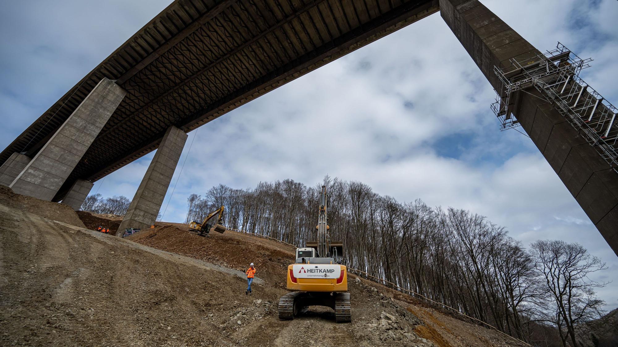 PRODUKTION - 30.03.2023, Nordrhein-Westfalen, Lüdenscheid: Arbeiter auf der Baustelle unter der Rahmede-Talbrücke. Am 7. Mai soll die marode A45-Talbrücke gesprengt werden. Aktuell laufen die Arbeiten auf der alpinen Baustelle in Lüdenscheid auf Hochtouren. (zu dpa «Die bundesweit beachtete XL-Baustelle unter der Rahmede-Talbrücke») Foto: Markus Klümper/dpa +++ dpa-Bildfunk +++