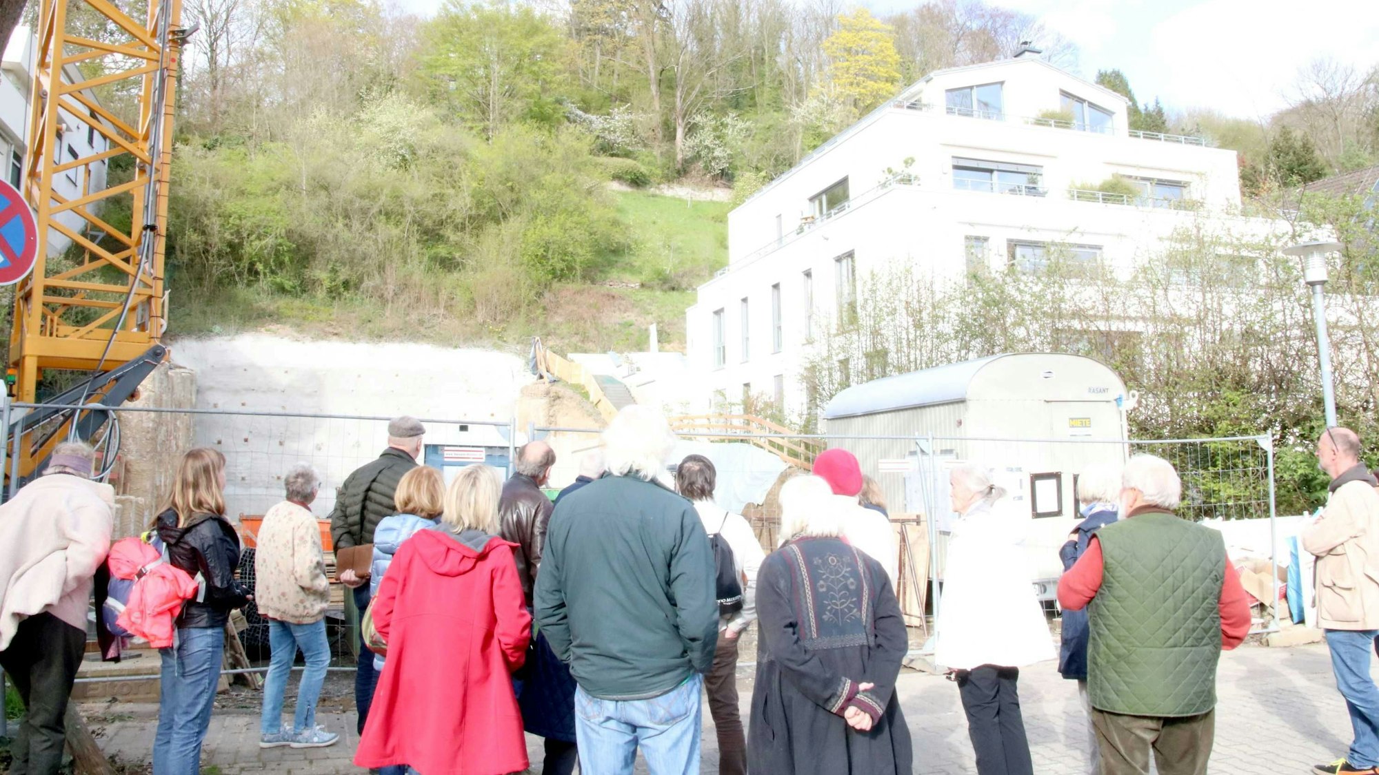 Bürger schauen sich eine Baustelle an.